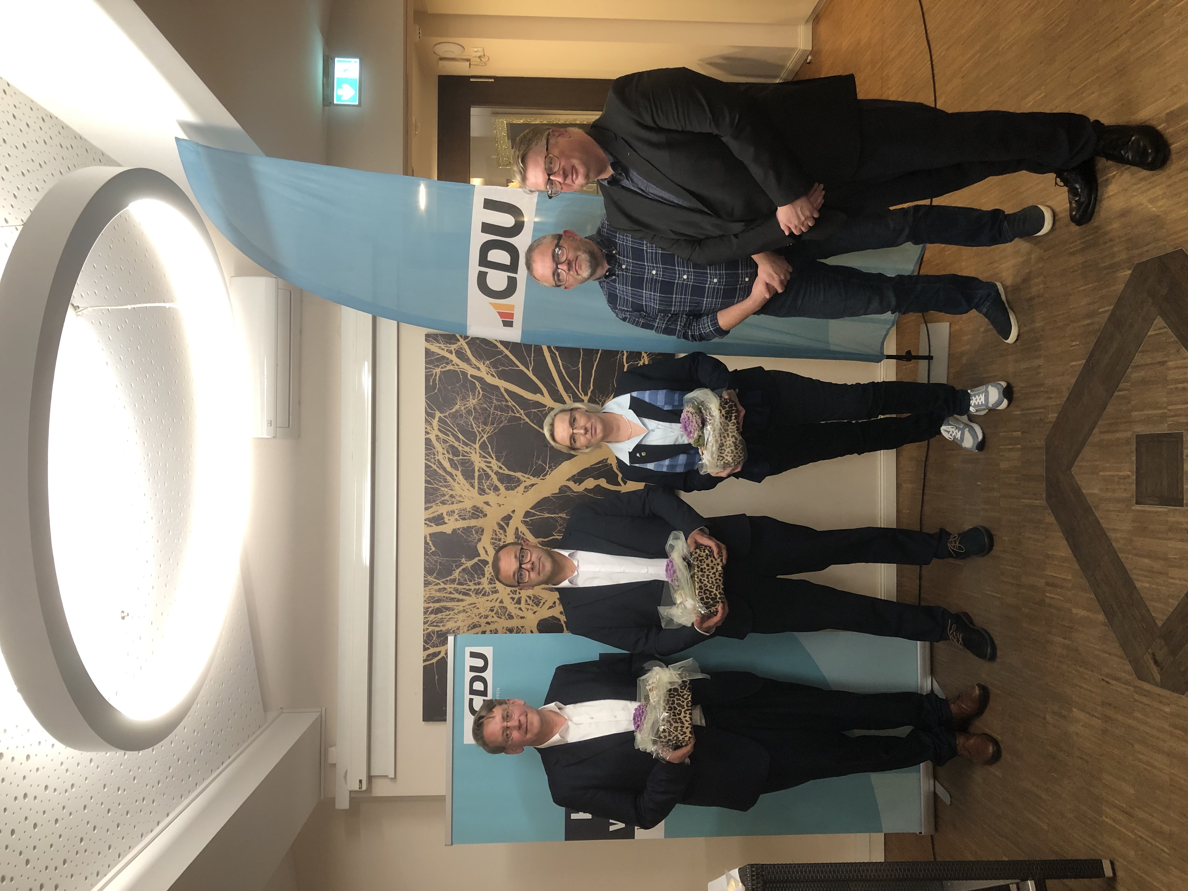 v.l. Landrat Marc-Andr Burgdorf, Dirk Hake, Brgermeisterin Petra Lbbers, Helmut Gebben, Vorsitzender Stefan hlen