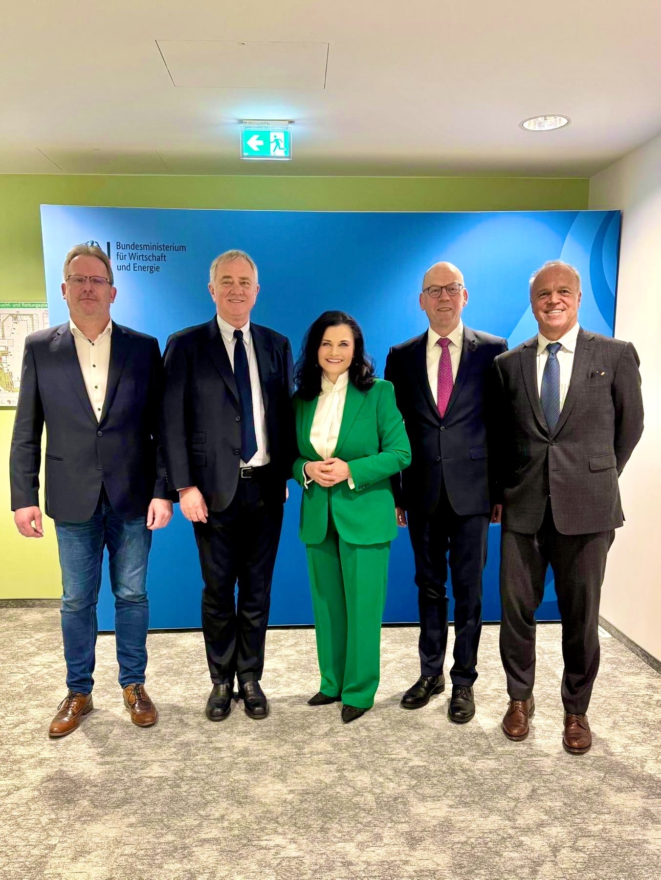 v.l.  Andreas Hensen ( Vorsitzende des Betriebsrats der MEYER WERFT), Pierfrancesco Vago (Vorstandsvorsitzender MSC), die CDU-Bundestagsabgeordnete Gitta Conneman MdB, Dr. Bernd Eikens und Ralf Schmitz