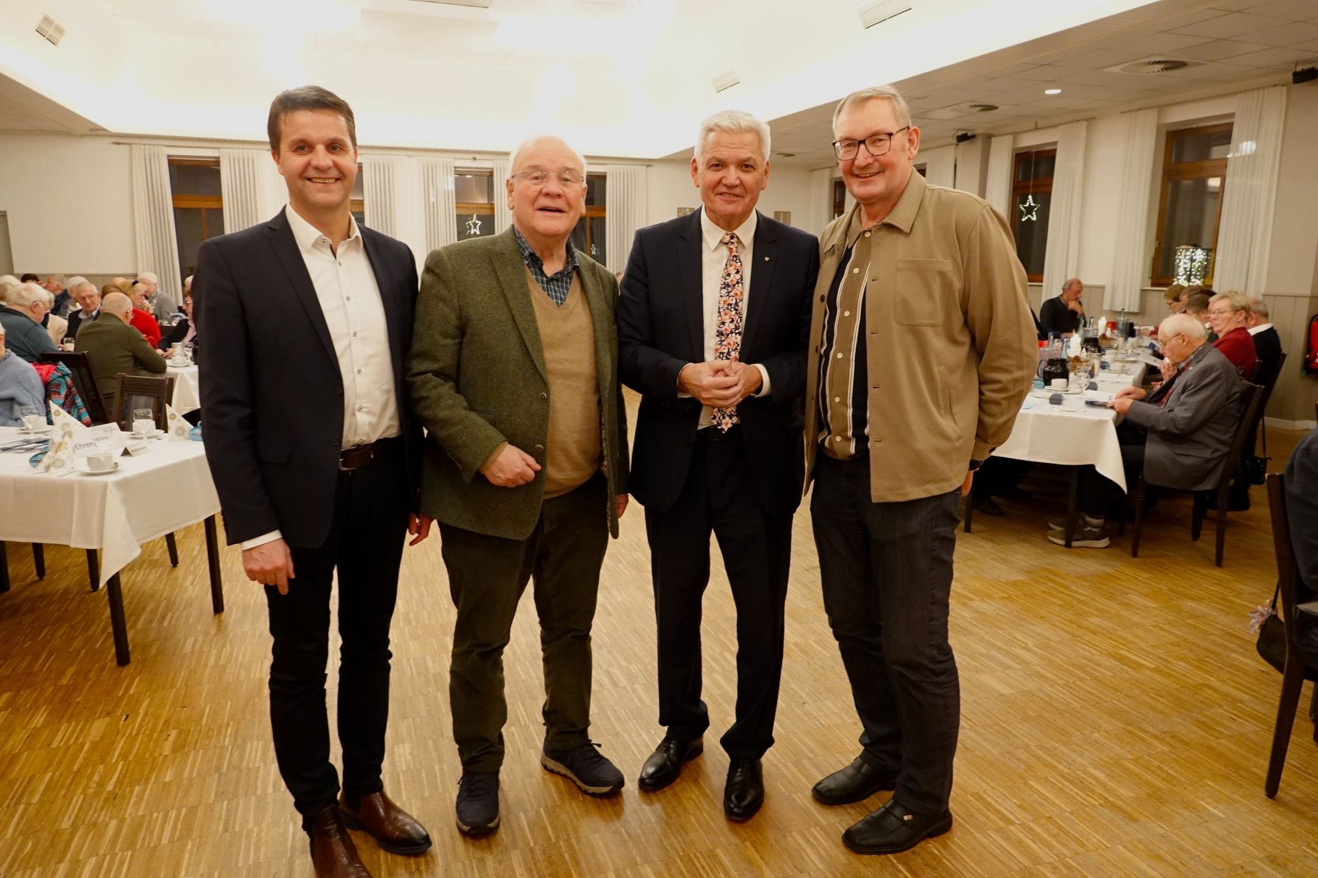 Bild von links; Hartmut Moorkamp MdL, der ehemalige Landtagspr�sident Bernd Busemann, Bundesvorsitzender der SU Hubert H�ppe und der Vors. der SU ASD, Ewald Bruns.
Bild u. Pressetext; Lambert Brand