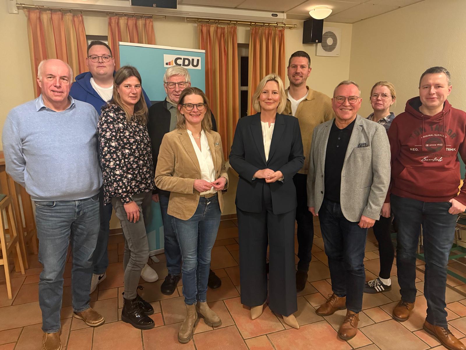 Der Vorstand des CDU-Gemeindeverbandes hat Stefanie Rolfes-Gr�ninger 
einstimmig als B�rgermeisterkandidatin vorgeschlagen.  
Foto: CDU-Gemeindeverband Geeste