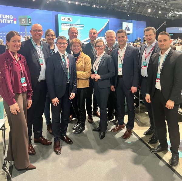 Die Delegierten der CDU im Emsland beim 38. Bundesparteitag der CDU Deutschlands (von links): Bernadette Wilbers, Dr. Johannes Lis, Vera Butterweck-Kruse, Simon G�hler, Jens Gieseke MdEP, Lucia Reinert, Sven Rolfes, Lara Evers MdL, Holger Cosse, Hartmut M