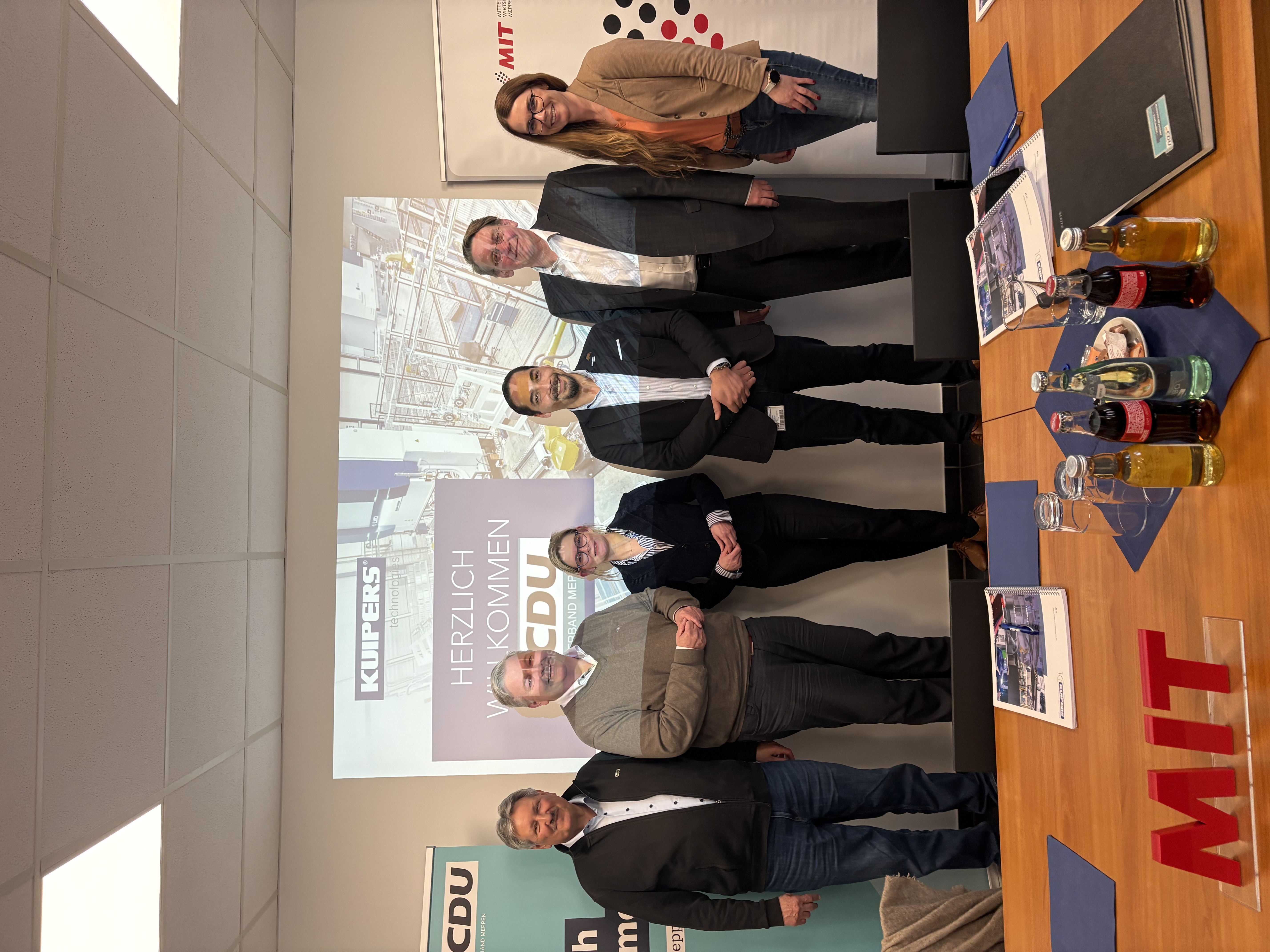 Vorsitzender der MIT Meppen Reinhard Winter, CDU-Kreisvorsitzender Holger Cosse, Landtagsabgeordnete Lara Evers, Unternehmensinhaber Michael Kuipers, Landrat Marc-Andr� Burgdorf, Gesch�ftsf�hrerin des Wirtschaftsverbandes Emsland Sabrina Wendt (v.l.n.r.).